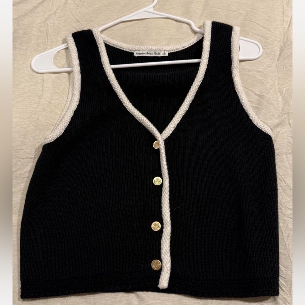 Abercrombie Black and White Women's Sweater Vest - Small